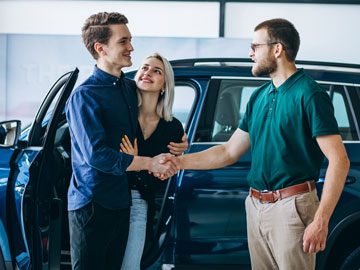 Familie schließt ein gutes Angebot bei Autoankauf Düren ab